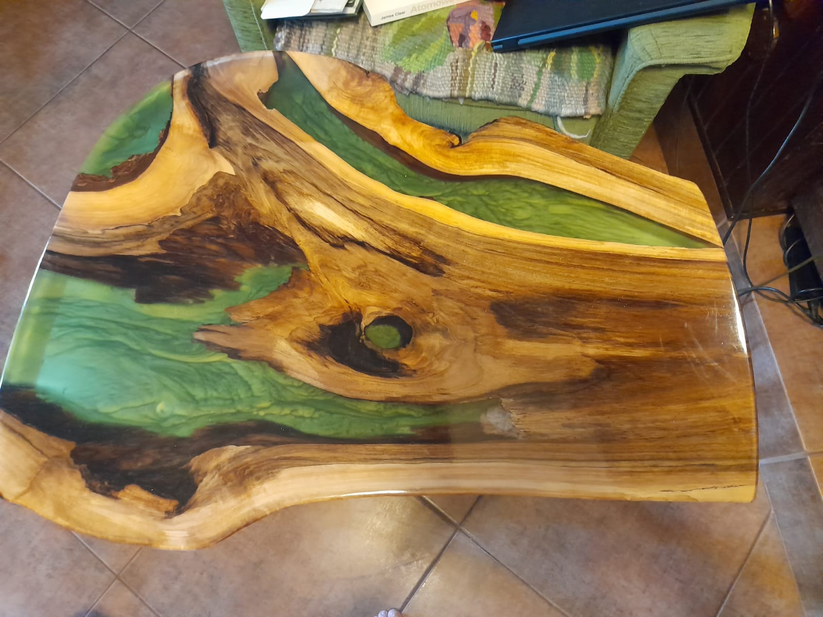 Epoxy resin table top detail